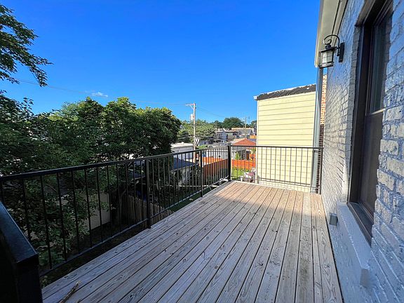 3rd image of 1744 W Winnemac Ave #21