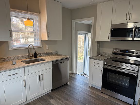 3rd image of 377 Oakmoor Rd