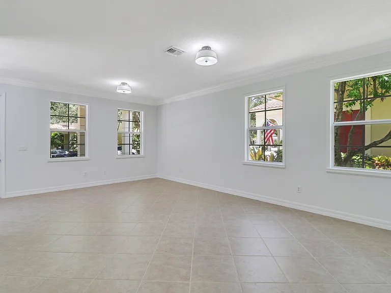 112 Dunmore Dr — Photo 5