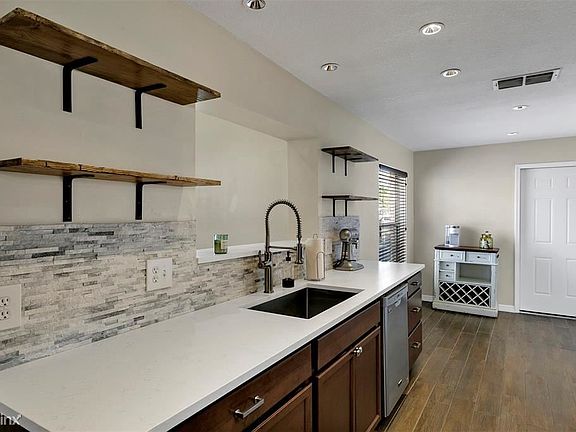 2nd image of 410 Lowndes Sq