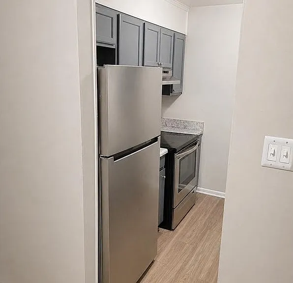 Step into the modern comfort of Richmond Hills Apartments. This stylish kitchen boasts stainless steel appliances and sleek cabinetry, perfect for creating culinary delights. Schedule a tour today and see your future home!