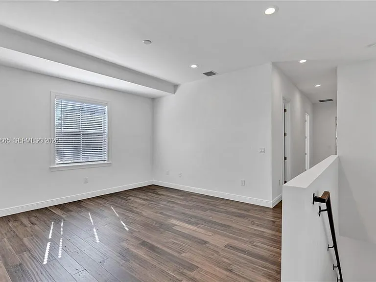 1031 NE 13th Ave — Photo 14