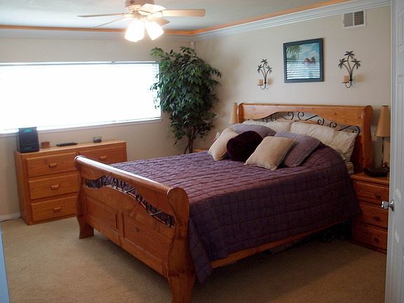 Spacious master w/lighted crown