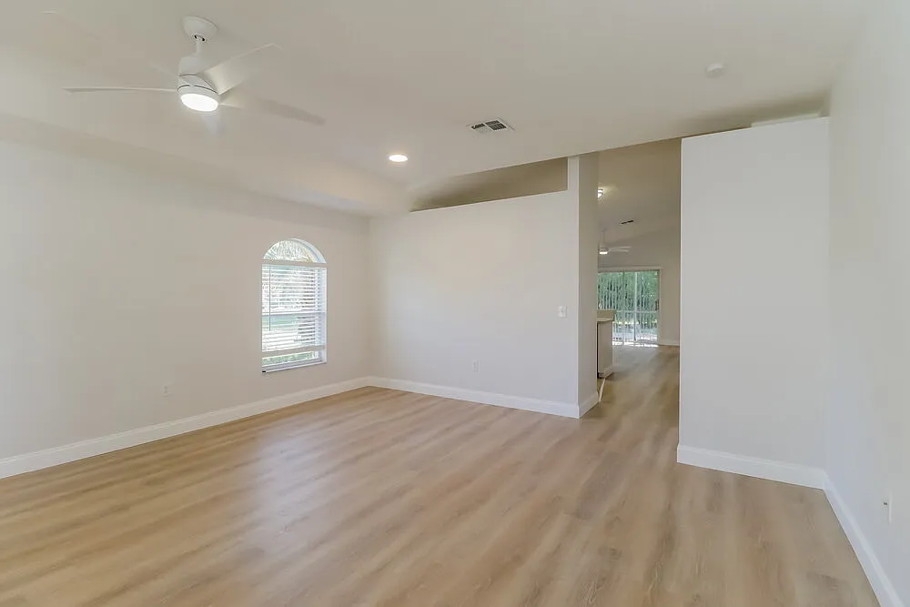 3 bed, 2.0 bath, 1420 sqft, $3,150 — Photo 4