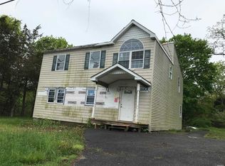 18 Raynor Rd, Ridge, NY 11961