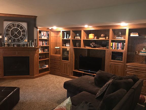 Livingroom with gas fireplac