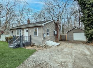 5 Vine Rd, Mastic Beach, NY 11951