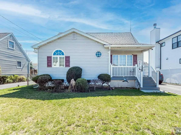 260 Evans Pl, Saddle Brook, NJ 07663
