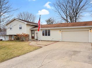 409 Weathering Dr, Mahomet, IL