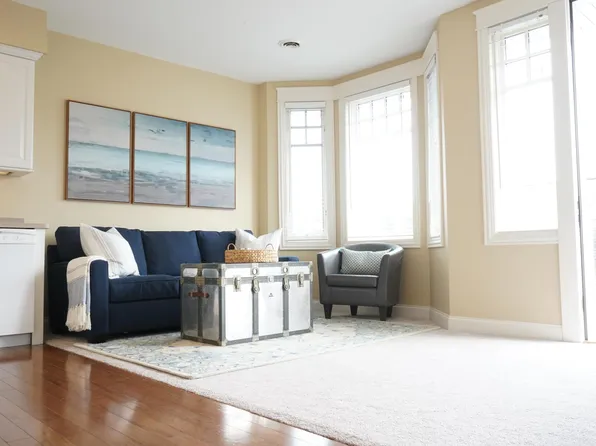 725 Harbor Watch Dr #207, Petoskey, MI 49770