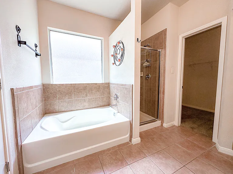 2033 Dove Crossing Dr — Photo 12