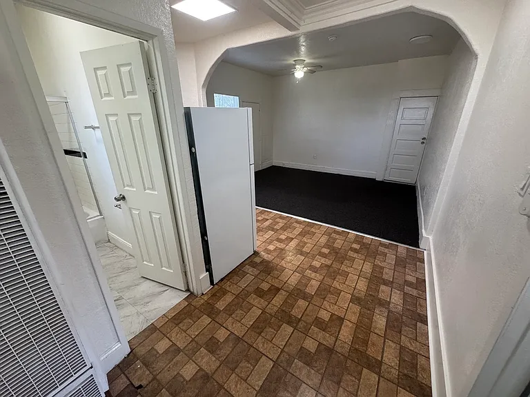 127 N Burlington Ave #C — Photo 22