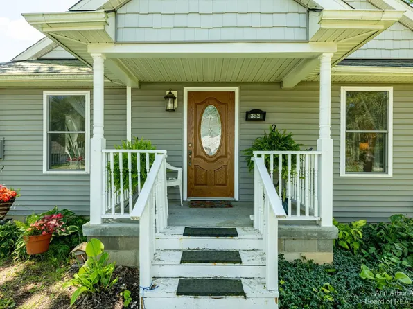 352 E Unadilla St, Pinckney, MI 48169