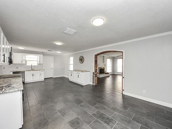 5th image of 2004 Manor St