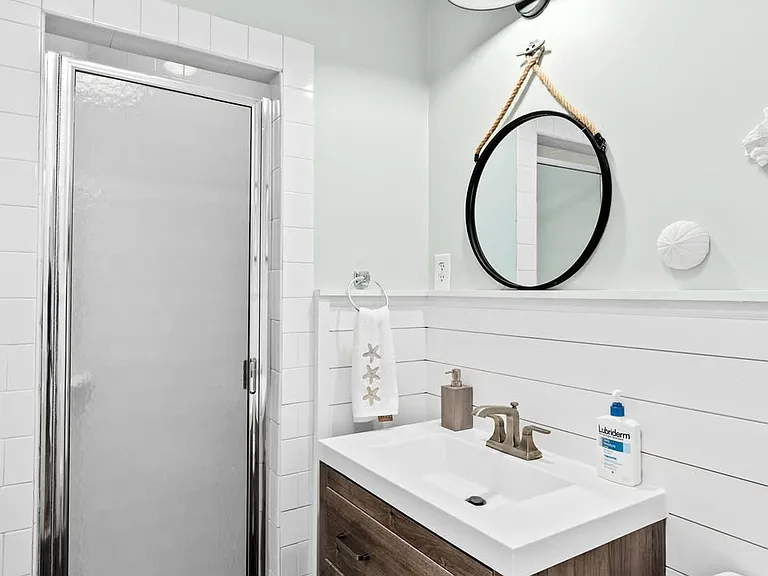 Private bathroom for OM room