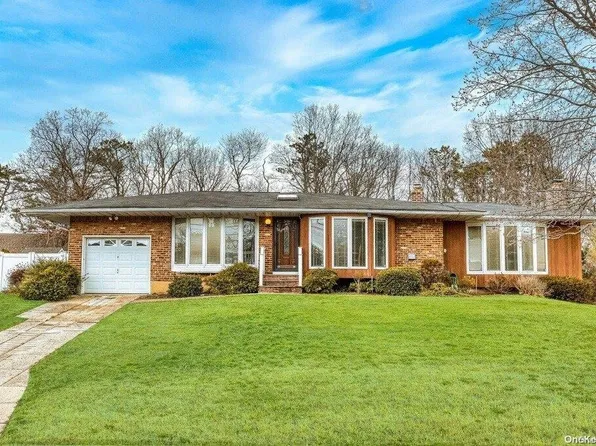 27 Westwind Drive, Bohemia, NY 11716