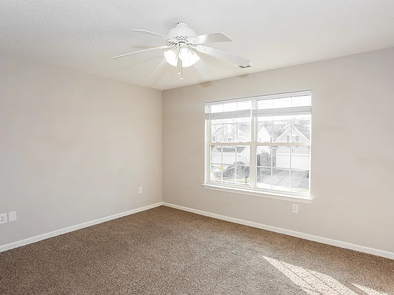 715 Almora Dr — Photo 10