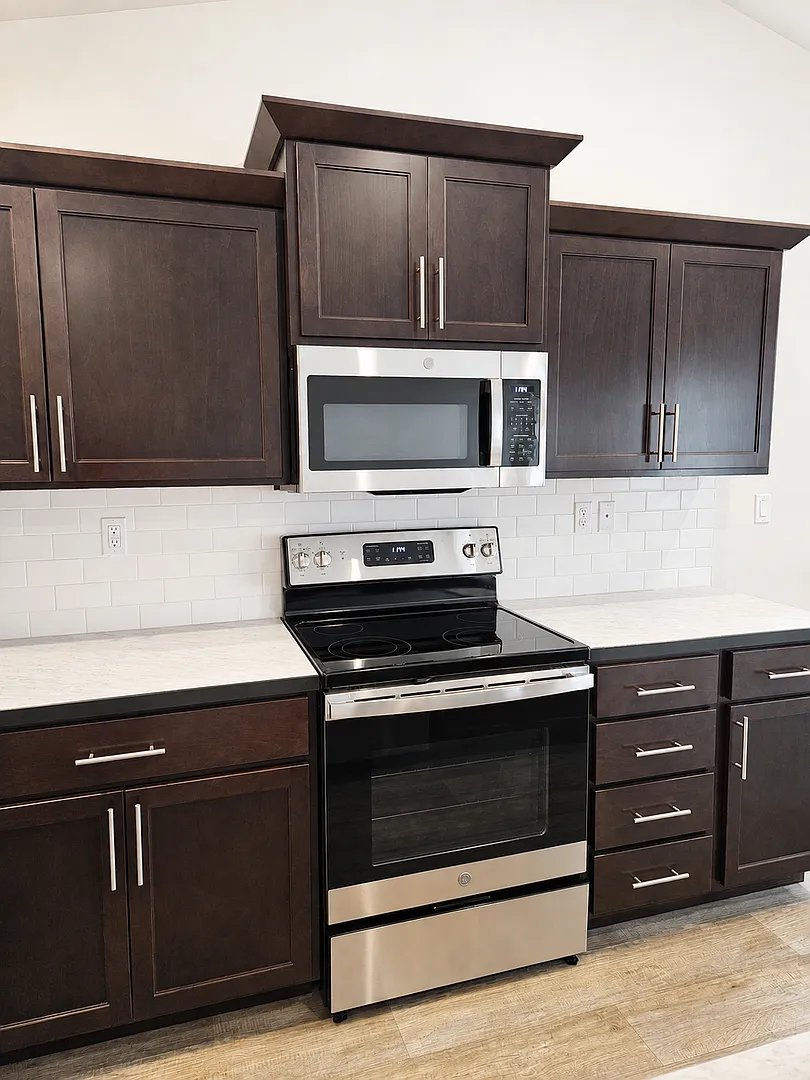 Beautiful Home with Large RV Pad and Premium Finishings — Photo 4