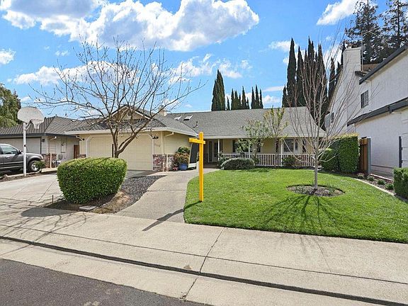 3rd image of 2932 Rosewood Dr