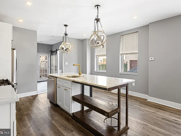 4626 E Thompson St — Photo 3