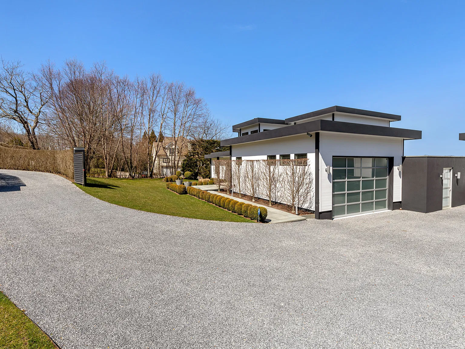 Southampton Modern Stunner - 5 Bed and Poolhouse! — Photo 4