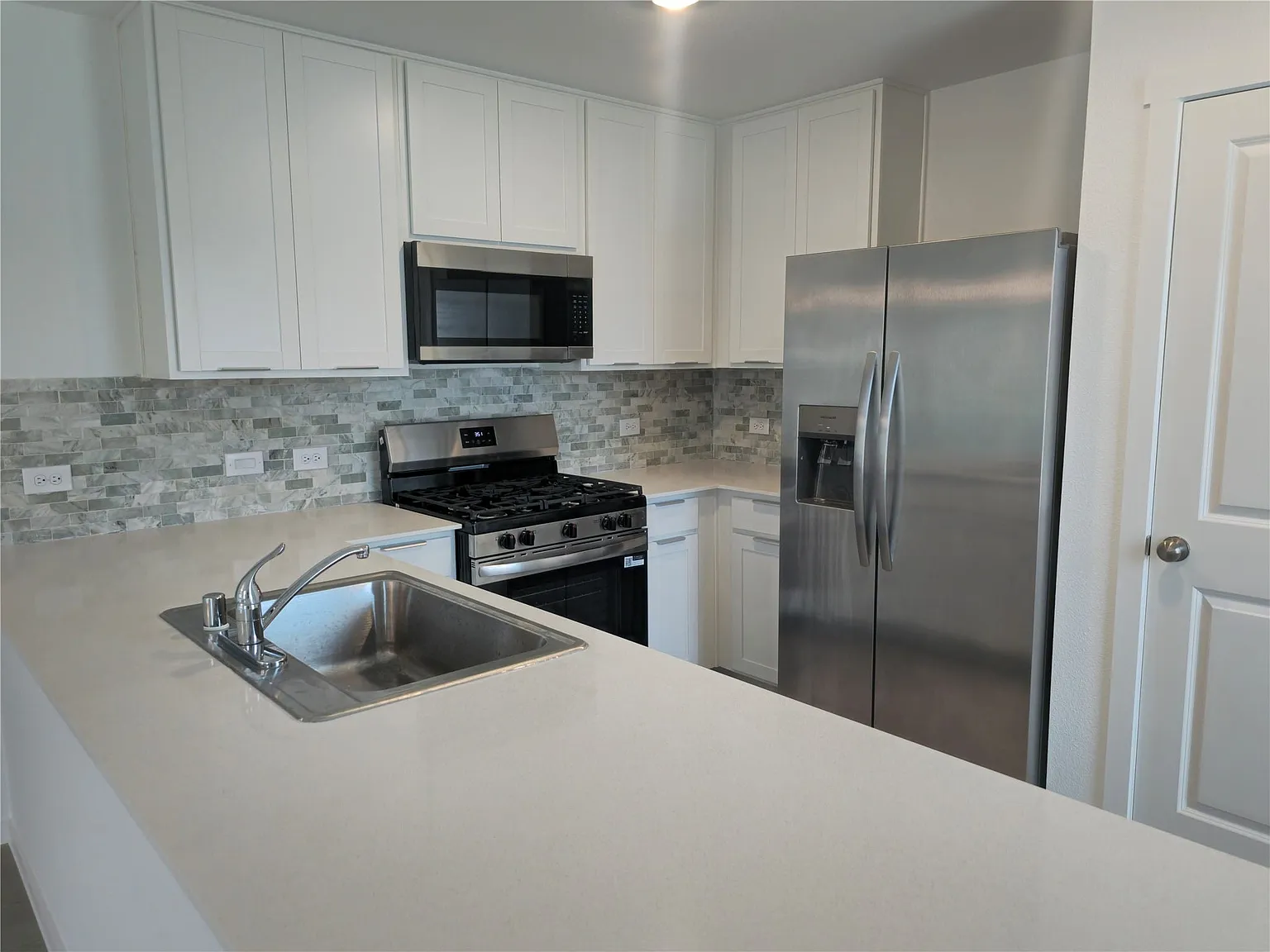 4 bed, 2.0 bath, 1630 sqft, $1,900 — Photo 3