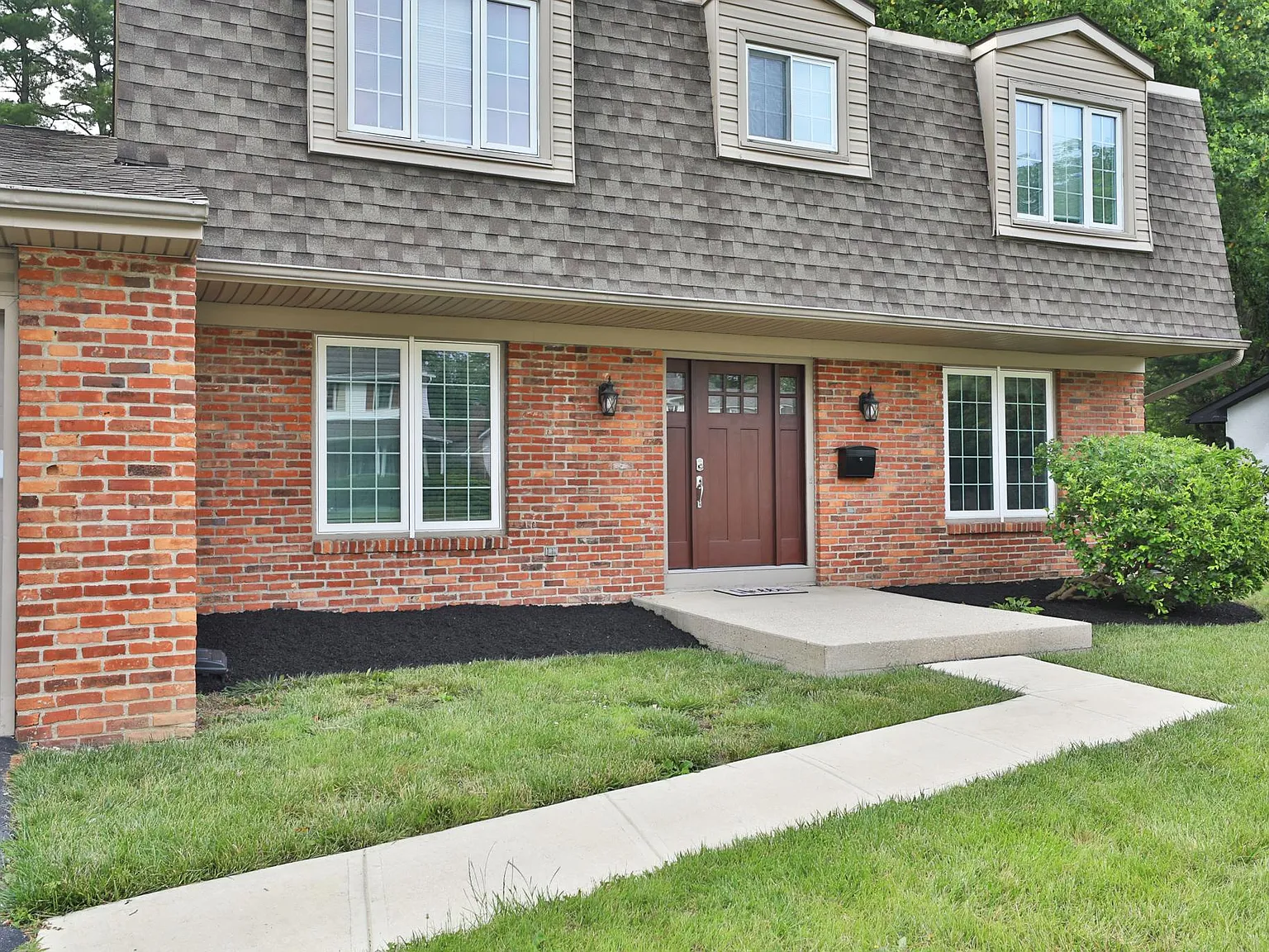 4 bed, 2.5 bath, 2084 sqft, $3,800 — Photo 2