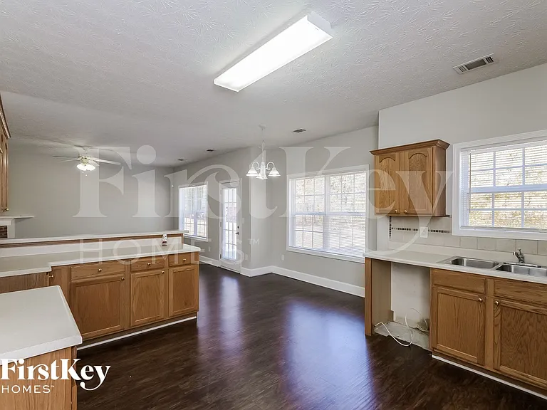 915 Midway Rd — Photo 7