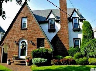 37 De Mott Ave, Rockville Centre, NY 11570