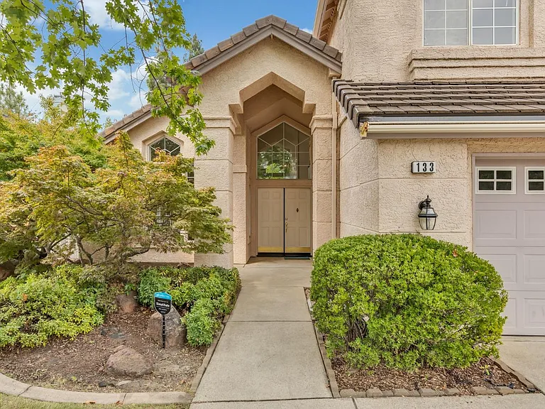 133 Cruickshank Dr — Photo 2