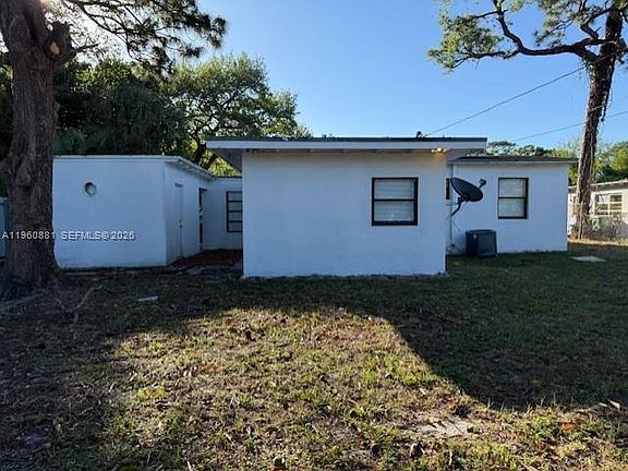 3rd image of 215 SW 21st Way