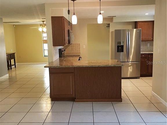 5th image of 4844 Foxshire Cir