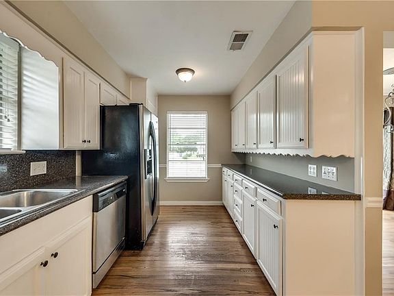 5th image of 1102 Lunday Ln