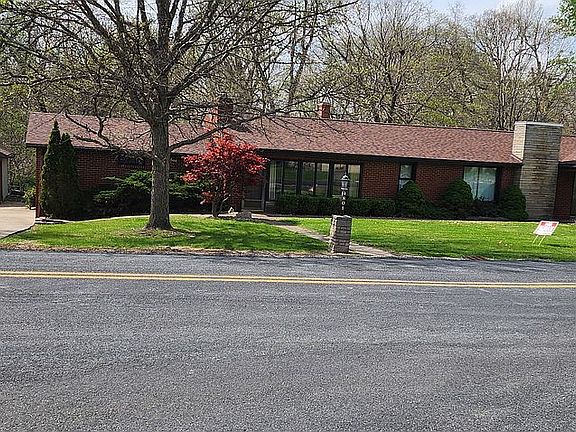 2nd image of 801 Oakwood Rd