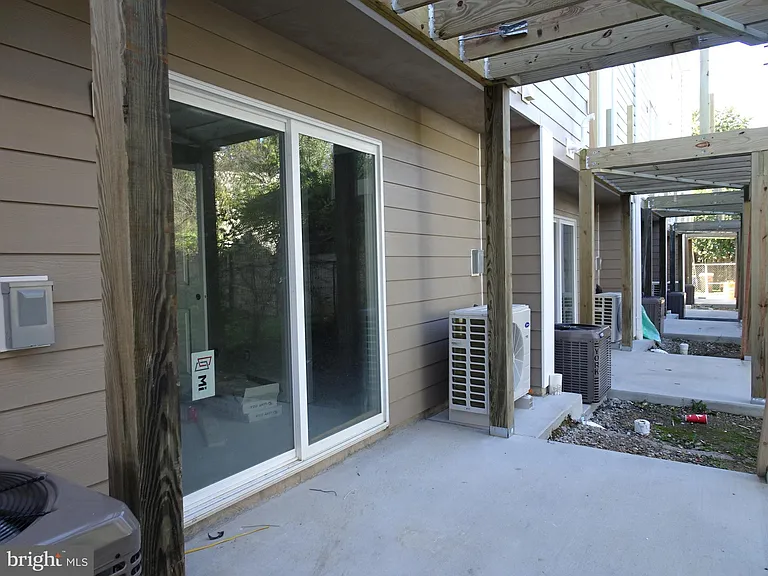 208 W 9th St — Photo 16