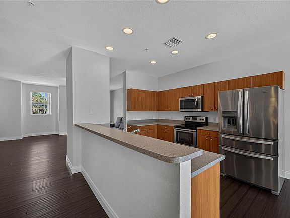 5th image of 2725 NE 8th Avenue #109