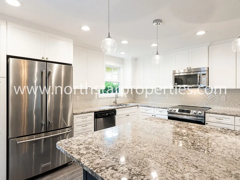 3540 SW Falcon St — Photo 8