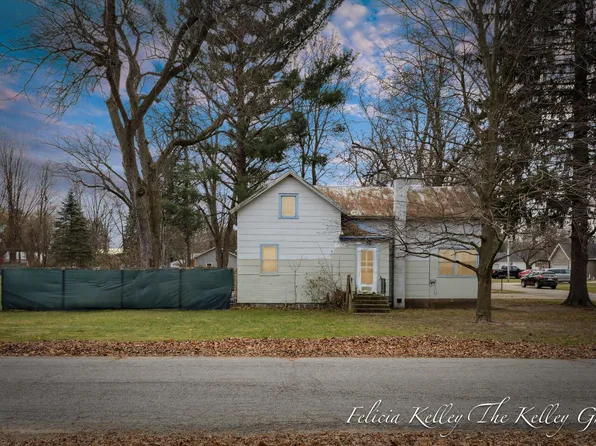 712 Park St, Howard City, MI 49329
