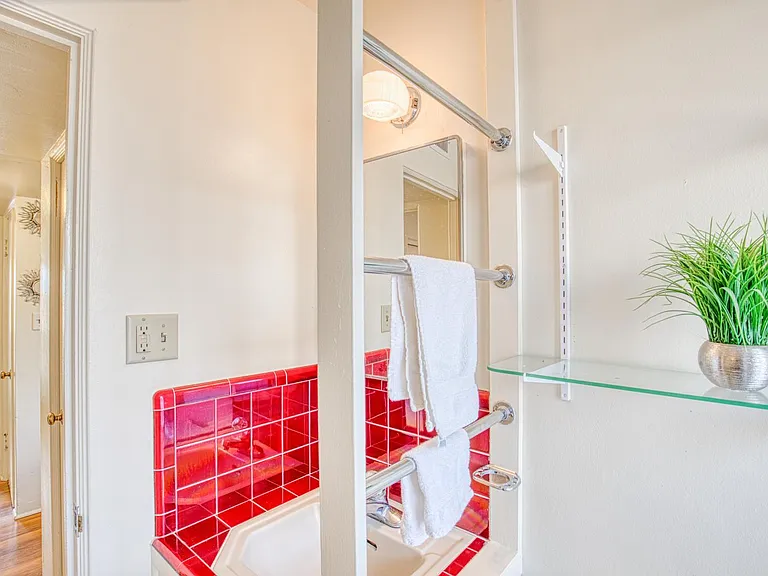 1516 E Spring St — Photo 16