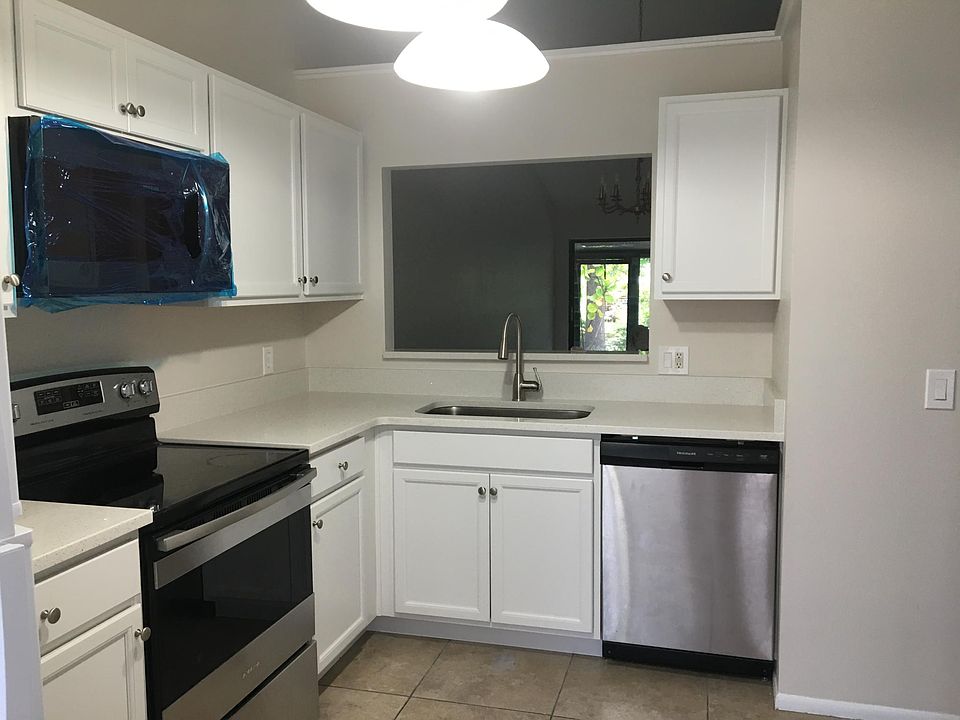 1st image of 2810 King Oak Cir