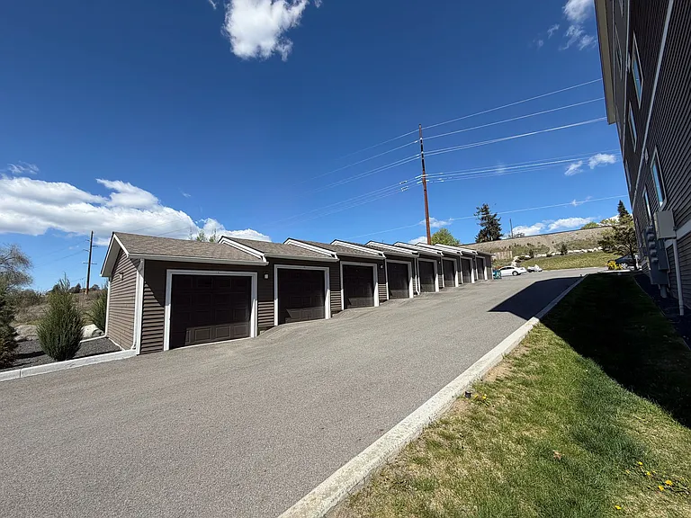 River City Apartments — Photo 15