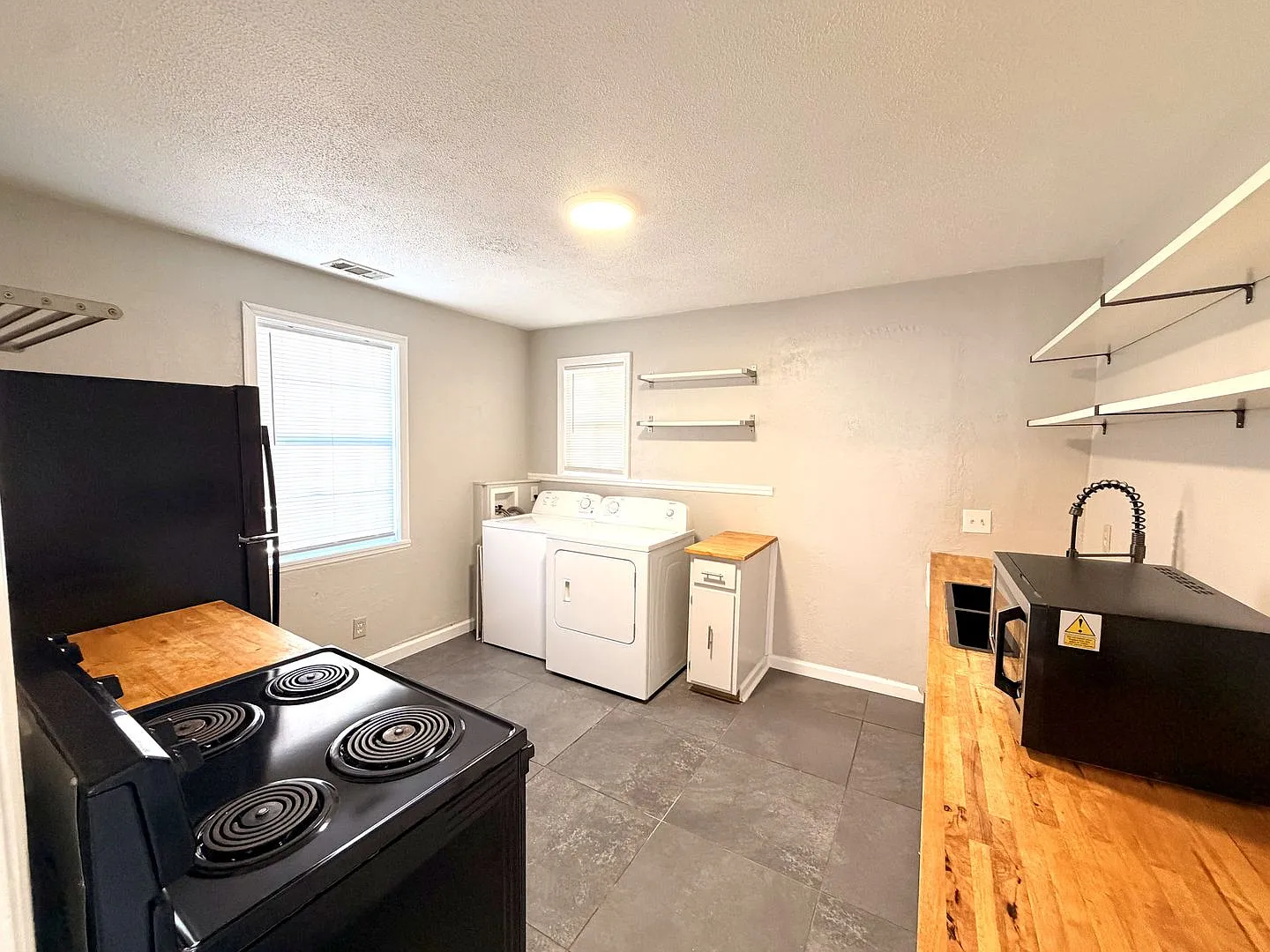 Newly Updated 2 bed 1 bath | Woodbine — Photo 4