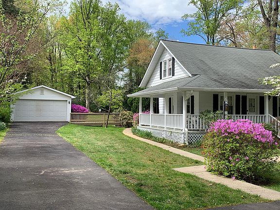 Driveway to detached garage