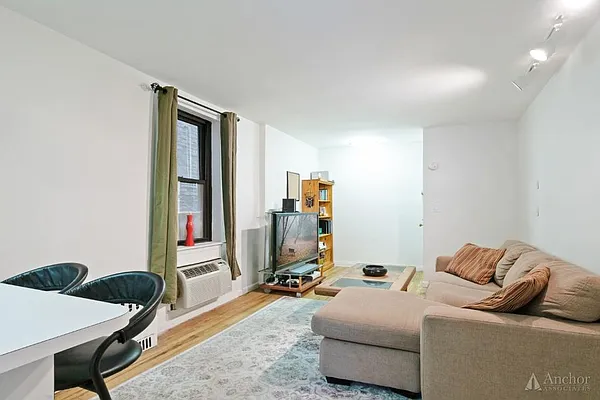 Rented by Anchor Associates | media 27