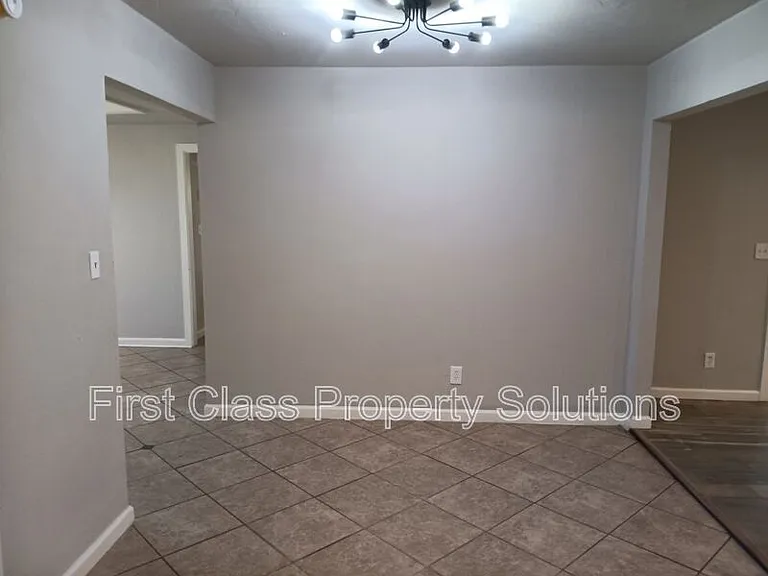 1205 S Howard Ave — Photo 13