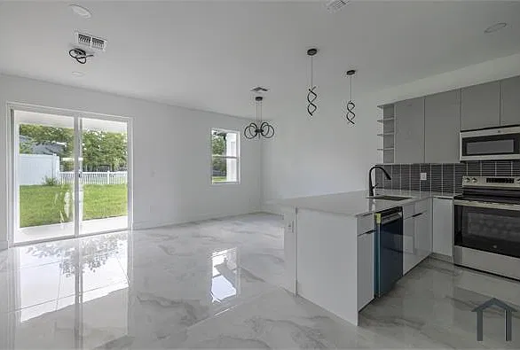 3 bed, $2,100 — Photo 4