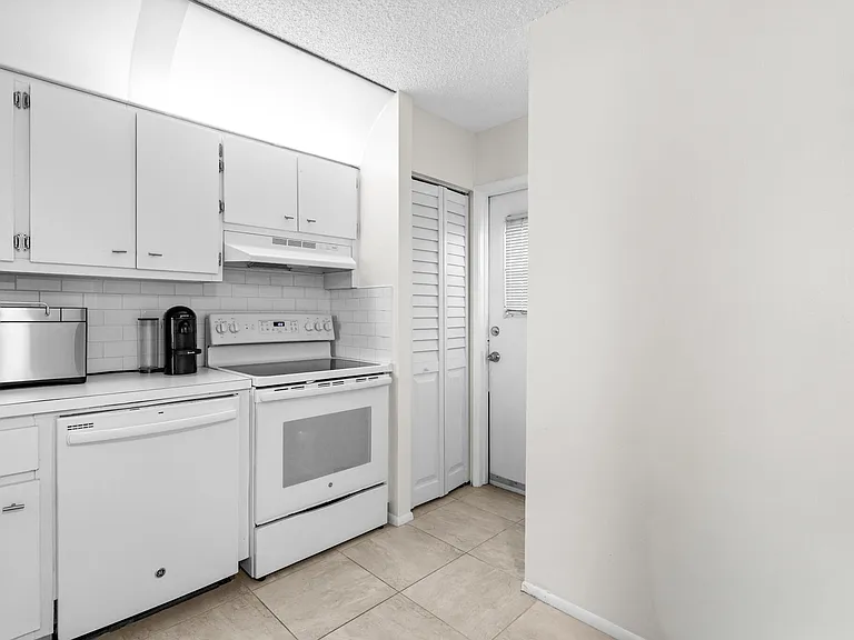 4501 NE 21st Ave #406 — Photo 8