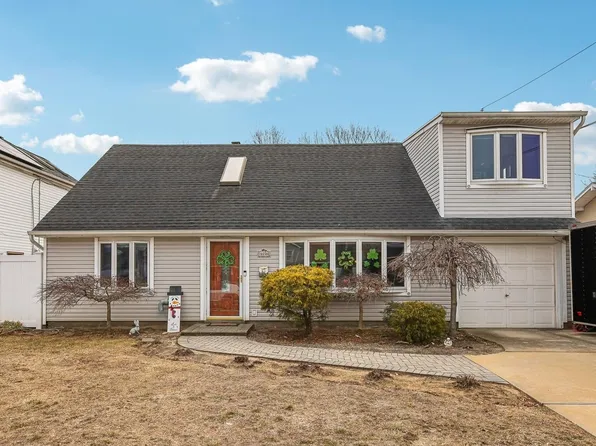 3638 Hilaire Way, Seaford, NY 11783