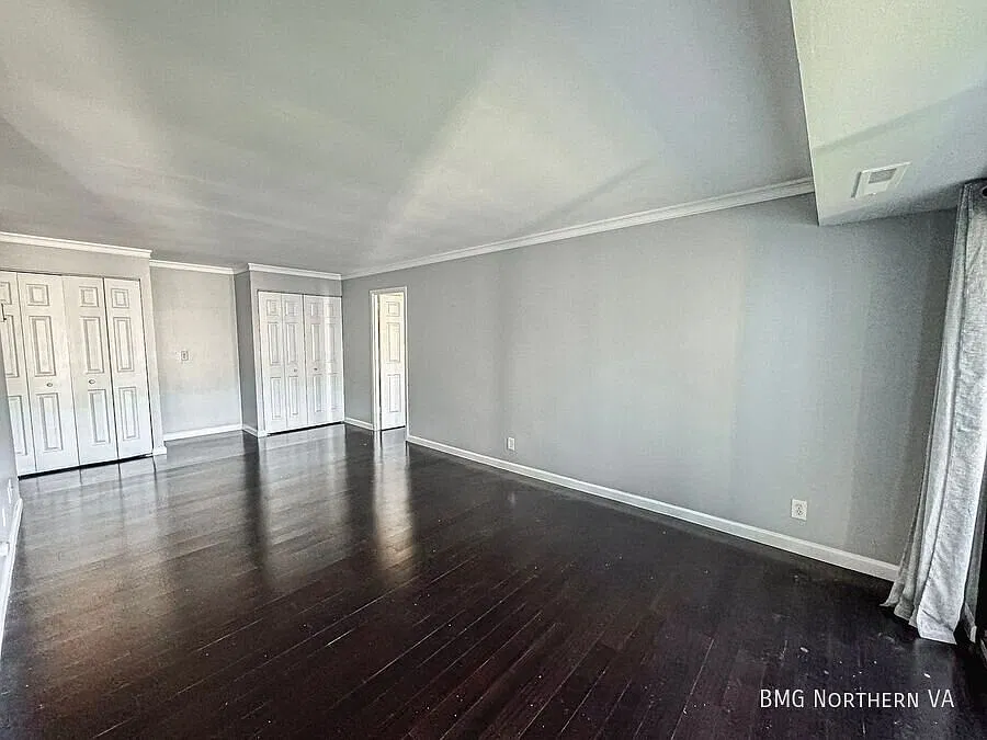 Sun-filled and Modern 2 Bed 2 Bath In Amenity Rich Woodlake Towers — Photo 4