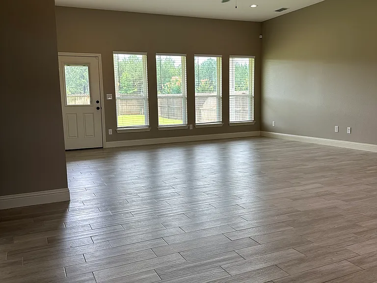 15439 Anna Ln — Photo 3